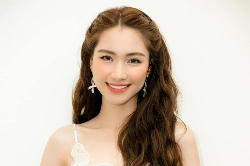 Hòa Minzy chi gần 2 tỷ tậu xế hộp tặng bố mẹ