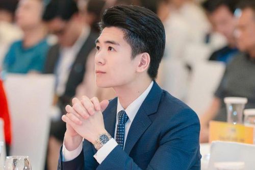 Chiếc đồng hồ tiền tỷ siêu hiếm của con trai bầu Hiển
