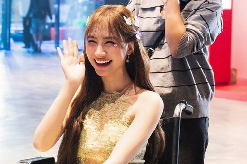 Khán giả lo lắng khi Hòa Minzy phải ngồi xe lăn