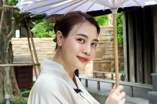 Chiếc đồng hồ 300 triệu của Đàm Thu Trang