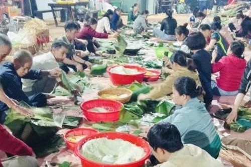Người dân Gia Lai trắng đêm gói bánh, rim cá tiếp sức miền Trung