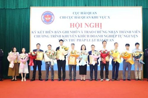 Trao chứng nhận thành viên Chương trình khuyến khích doanh nghiệp tự nguyện tuân thủ pháp luật hải quan