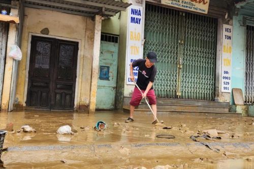 Mưa lũ giảm, một số trường học ở Huế mở cửa trở lại
