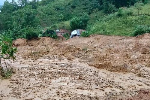 Quảng Trị thiệt hại nặng nề do mưa lũ, nhiều điểm sạt lở nguy hiểm, phức tạp