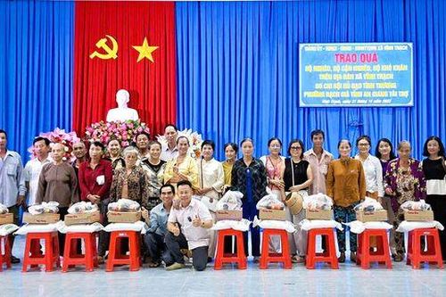 Tuyên truyền pháp luật và tặng quà cho người dân xã Vĩnh Trạch