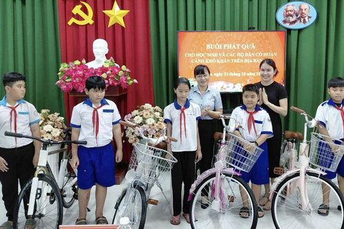 Tặng quà cho học sinh và hộ nghèo trên địa bàn xã Phú An