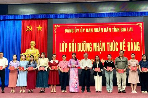 Gia Lai: Trao giấy chứng nhận hoàn thành lớp bồi dưỡng nhận thức về Đảng cho 115 học viên