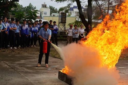 Trường THPT chuyên Hùng Vương thực tập phương án phòng cháy chữa cháy và cứu nạn, cứu hộ