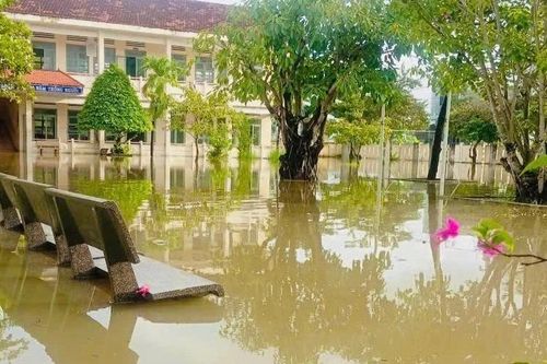 Trường bị ngập nước, hơn 500 học sinh phải nghỉ học