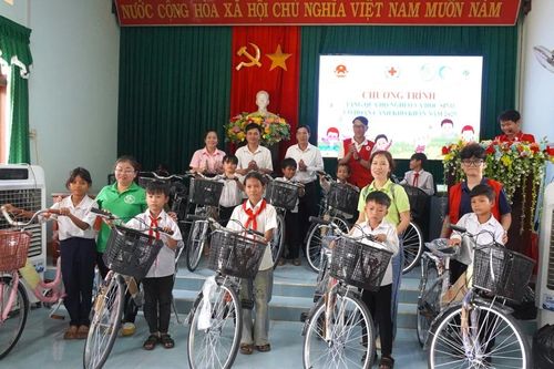 Trao quà cho các hộ nghèo, học sinh có hoàn cảnh khó khăn xã Ia Lâu