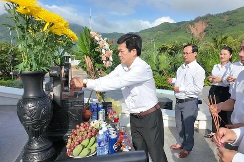 Hoài Nhơn Đông dâng hương kỉ niệm 61 năm Tàu không số cập bến Lộ Diêu