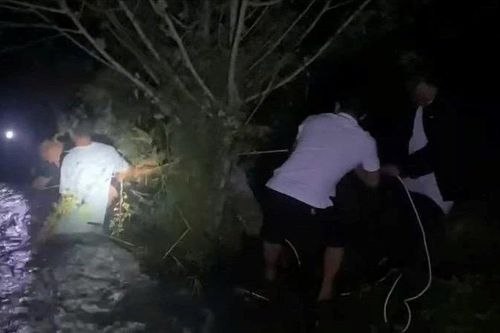Gia Lai: Tổ trưởng Tổ ANTT lao mình vào dòng nước xiết cứu người trong đêm tối