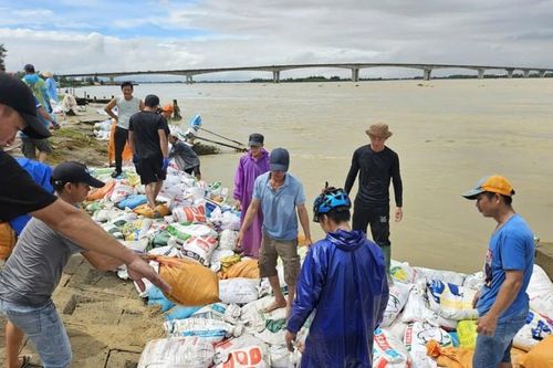 Hàng nghìn người 'vá kè' chống lũ lịch sử, cứu làng ở hạ lưu sông Thu Bồn