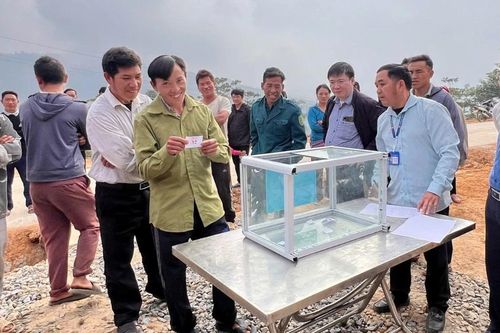 Người dân vùng lũ Sàng Ma Sáo bốc thăm nhận nhà tái định cư