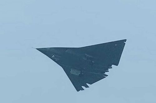 J-36 'không đuôi' lộ nguyên mẫu mới; Nga nói thử Poseidon