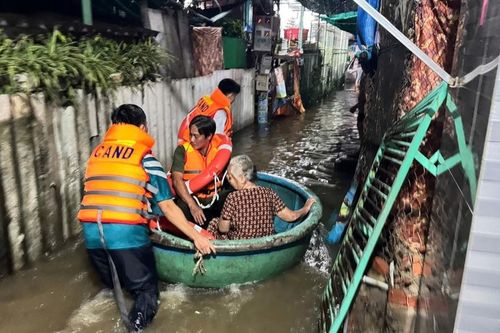 Khẩn trương di dời hàng trăm hộ dân ven sông Cà Ty đến nơi an toàn