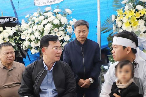 Chủ tịch UBND tỉnh Lâm Đồng Hồ Văn Mười thăm hỏi gia đình cô giáo tử vong do thiên tai