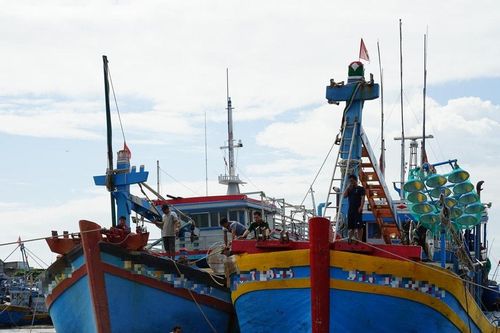 Cứu hộ tàu cá bị chìm trên sông Cái