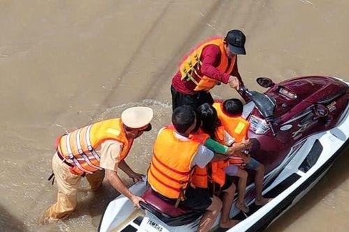 CSGT Lâm Đồng kịp thời cứu hộ, di dời 120 người dân vùng ngập lụt Hàm Thuận