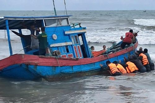 Cứu tàu cá ở Liên Hương bị sóng lớn đánh, chìm một phần