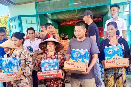 Xã Sông Lũy vận động hàng trăm phần quà hỗ trợ người dân vùng ngập lụt