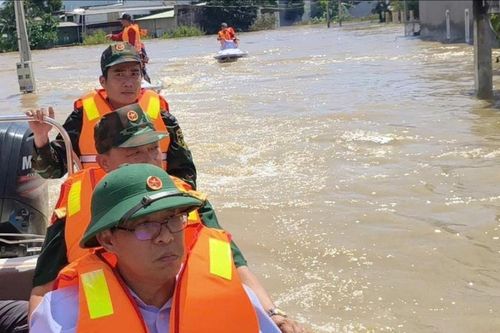 Phó Chủ tịch UBND tỉnh Lâm Đồng Nguyễn Minh thăm, hỗ trợ người dân bị ngập lụt phường Hàm Thắng