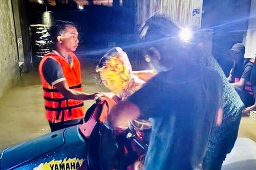 Đội Chữa cháy và CNCH khu vực 5: Khẩn trương cứu người dân mắc kẹt trong vùng ngập lụt