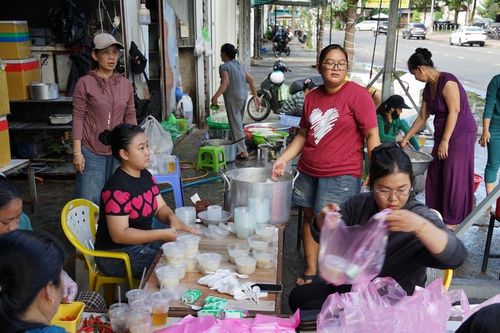 'Nắm cơm' nghĩa tình trên dòng lũ