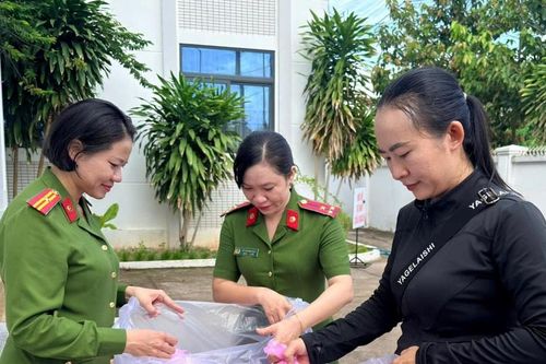 Công an phường Hàm Thắng kịp thời ứng phó, cứu hộ người dân trong mưa lũ