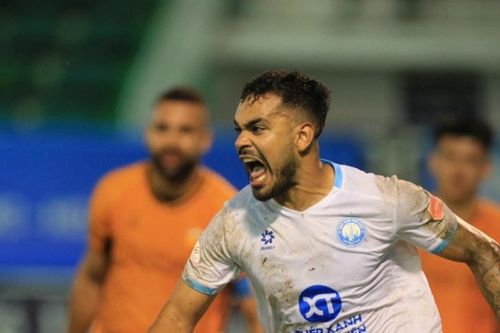 HAGL cầm chân Nam Định 2-2 ở V-League, Brenner lập cú đúp