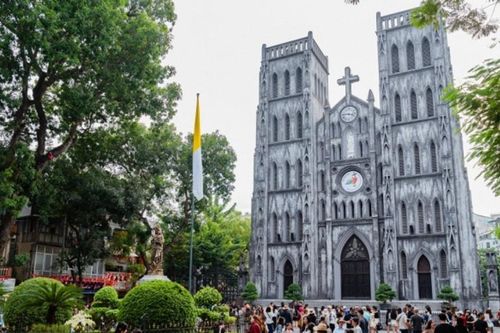 Nhà Thờ Lớn: Nét thu Hà Nội qua ly trà chanh và xôi cốm