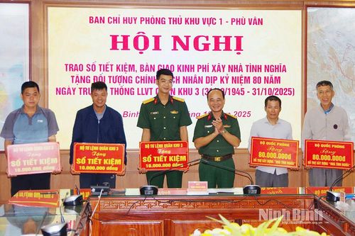 Ban Chỉ huy Phòng thủ khu vực 1-Phù Vân trao sổ tiết kiệm, bàn giao kinh phí xây nhà tình nghĩa