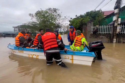 Cảnh sát cơ động giúp dân khắc phục hậu quả lũ lụt