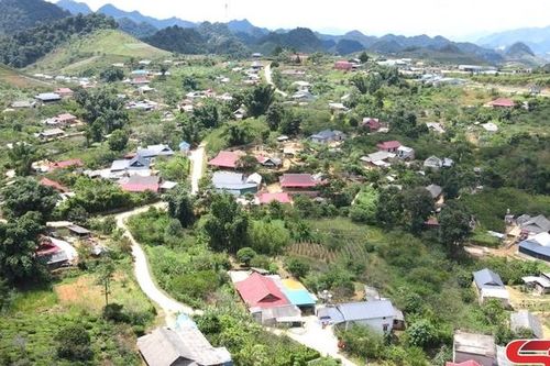 Về thăm bản làng