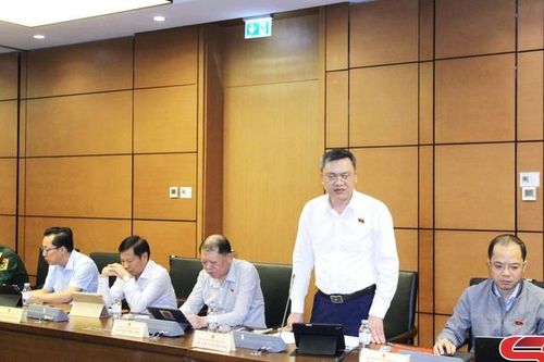 Đoàn đại biểu Quốc hội tỉnh Sơn La thảo luận tại Tổ về một số dự án luật