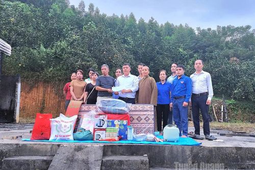 Ban trị sự Giáo hội Phật giáo Việt Nam tỉnh thăm hỏi, động viên gia đình bị cháy nhà ở xã Xuân Vân