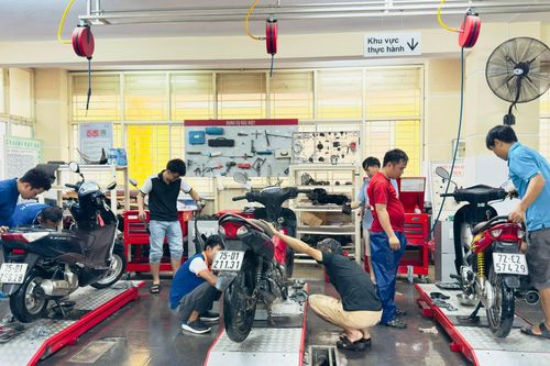 Giúp dân sửa xe miễn phí sau lũ