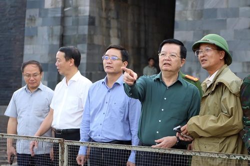 Phó Thủ tướng Mai Văn Chính kiểm tra công tác khắc phục mưa lũ tại khu vực Ngọ Môn - Đại Nội Huế