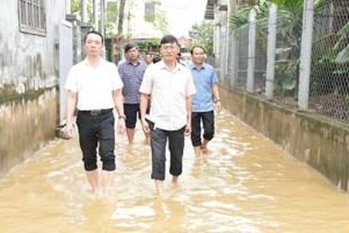 Chủ tịch UBND thành phố Huế Phan Thiên Định kiểm tra, chỉ đạo khắc phục mưa lũ tại phường Thuận An