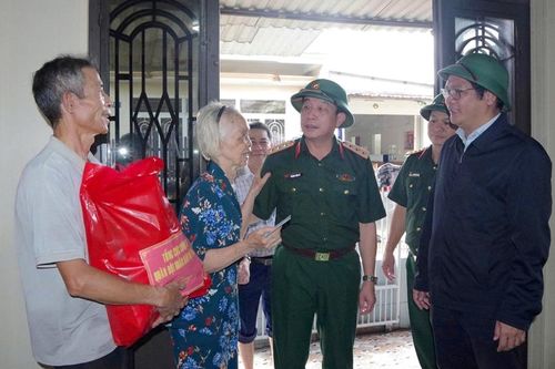 Thượng tướng Trương Thiên Tô tặng quà, động viên người dân vùng lũ