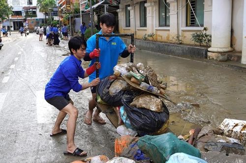 Đoàn viên, thanh niên tham gia làm sạch phố phường