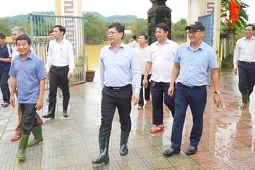 Phó Chủ tịch Thường trực UBND thành phố Nguyễn Thanh Bình kiểm tra công tác khắc phục hậu quả lũ lụt