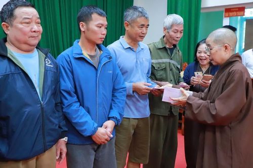 Phân ban Ni giới T.Ư trao hơn 4.000 phần quà hỗ trợ bà con vùng bão lũ các tỉnh phía Bắc