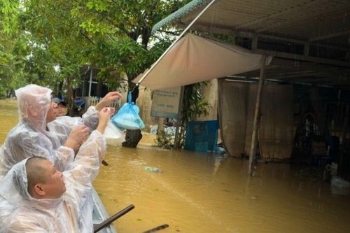 Lâm Đồng: Ban Từ thiện xã hội Phật giáo tỉnh hỗ trợ đồng bào vùng lũ tại TP.Huế