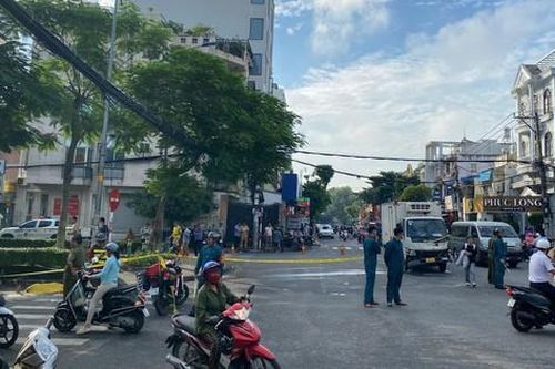 Xe máy va chạm xe tải ở ngã tư, đôi nam nữ thương vong