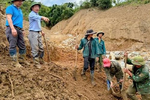 Băng rừng, mở đường mòn tiếp tế lương thực cho người dân bị cô lập ở Quảng Ngãi