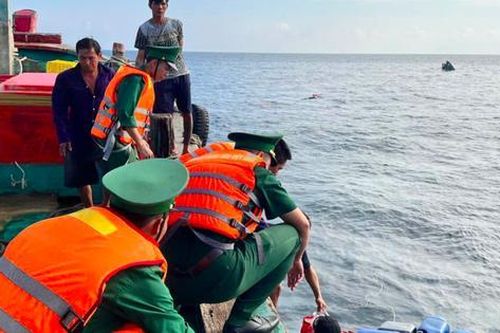 TP.HCM: Cứu 8 thuyền viên bị chìm tàu ngoài khơi Côn Đảo