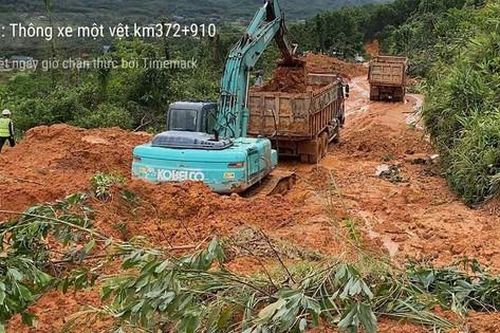 Huế: Còn hơn 13.272 ngôi nhà bị ngập, một số đường vẫn chưa thể lưu thông