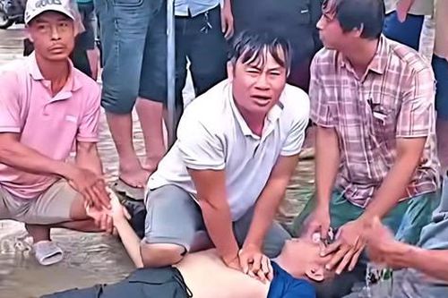 Huế: Kiểm tra hàng bị ngập lụt ở chợ, một người bị điện giật tử vong