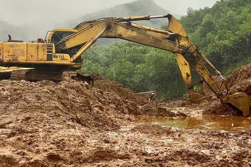 Nỗ lực giải phóng hàng trăm nghìn m3 đất đá sạt lở trên quốc lộ 14E do mưa lũ